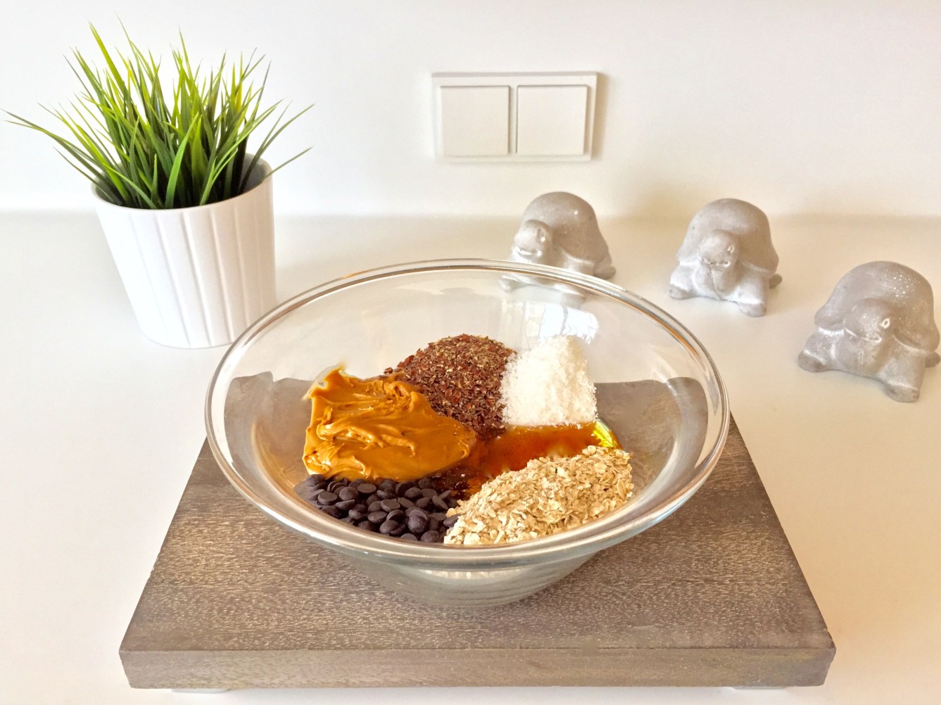 peanut-butter-energy-bites-healthy-snack-food-cooking-ingredients