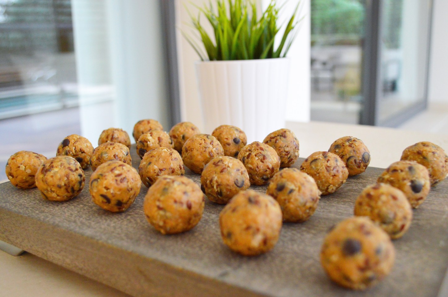 peanut-butter-energy-bites-healthy-snack-food-modern-design